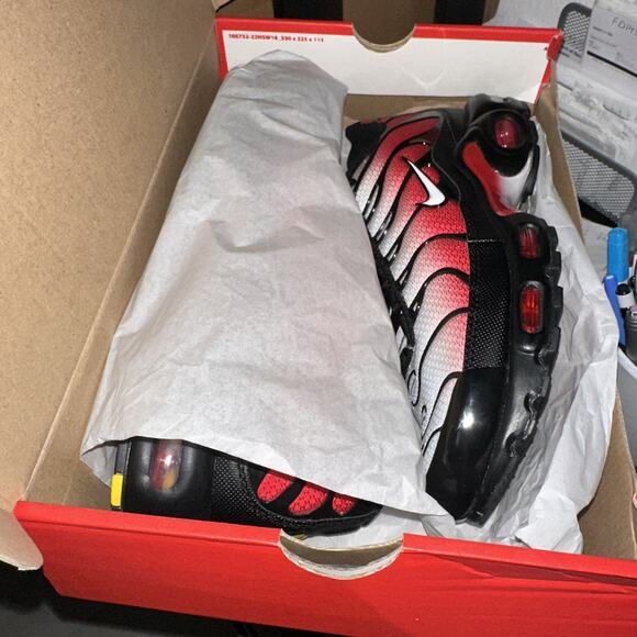New Men\'s Size 8 Nike Air Max Plus Black Red Gradient DM0032-017
